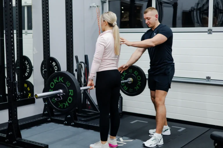 Rumuński martwy ciąg - na mięśnie dwugłowe uda i pośladki